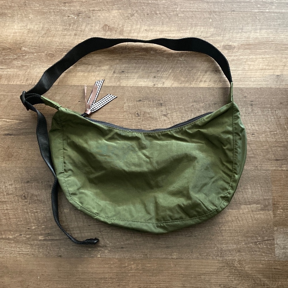 BAGGU Medium Crescent Bag in Bay Laural